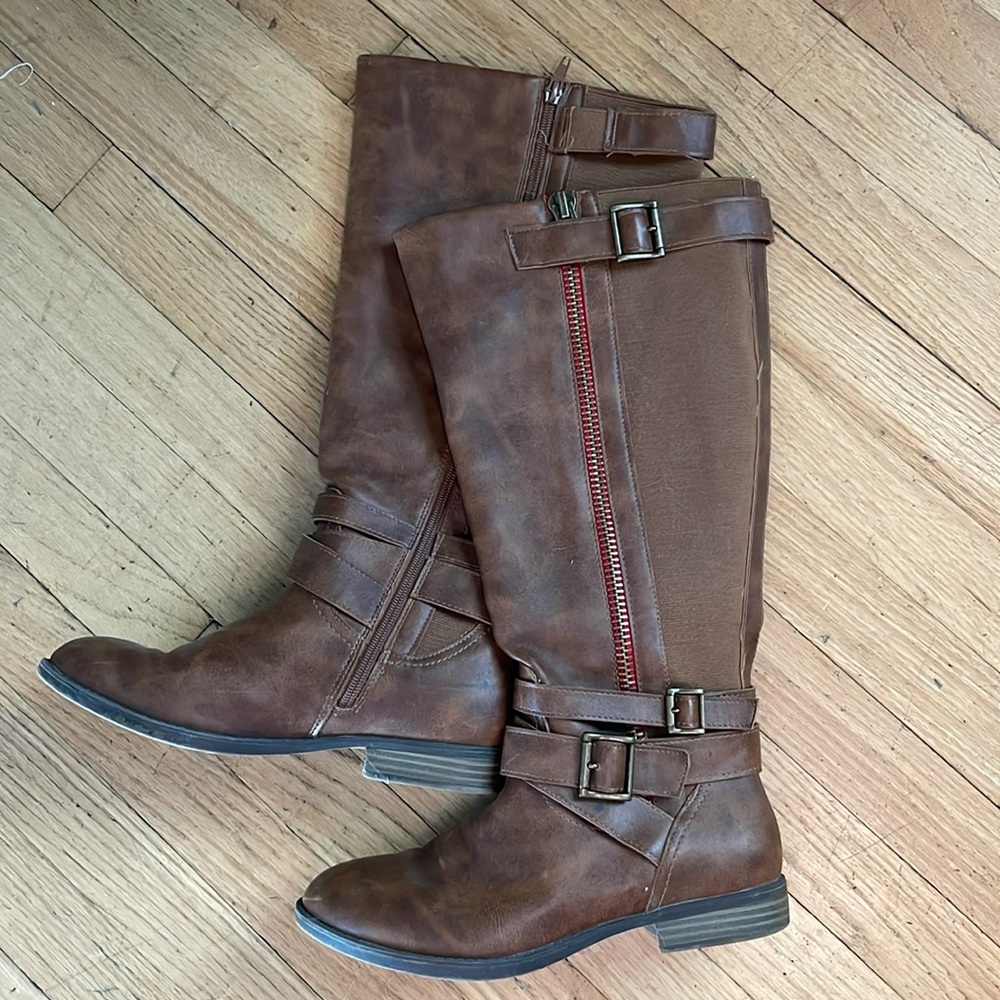 Tall brown boots with side zip